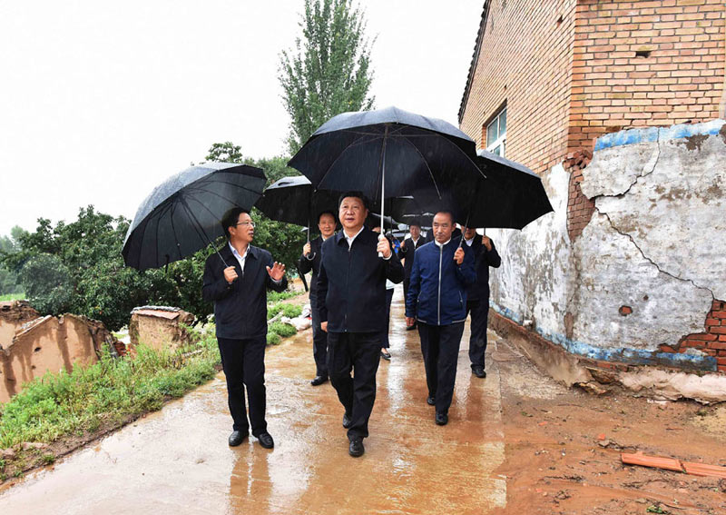 这是7月18日下午，习近平在固原市泾源县大湾乡杨岭村考察脱贫攻坚工作。新华社记者李涛摄
