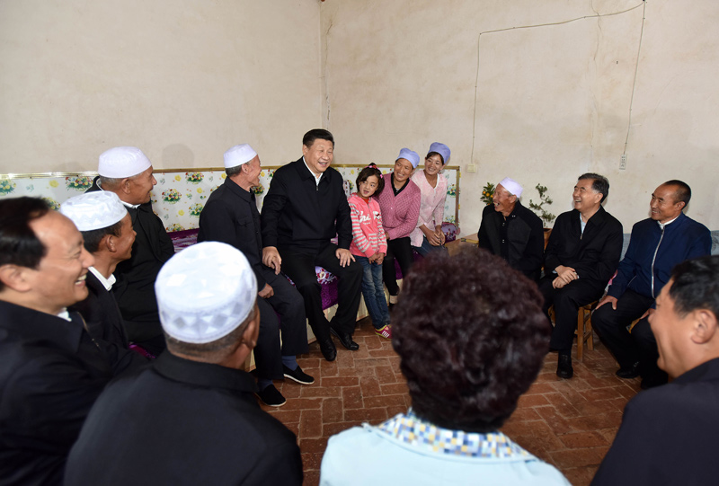 这是7月18日下午，习近平在固原市泾源县大湾乡杨岭村村民马克俊家同一家人和村民代表亲切交谈。新华社记者李涛摄