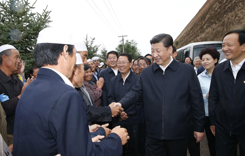 这是7月18日上午，习近平在固原市西吉县将台堡同村民们交谈。新华社记者鞠鹏摄