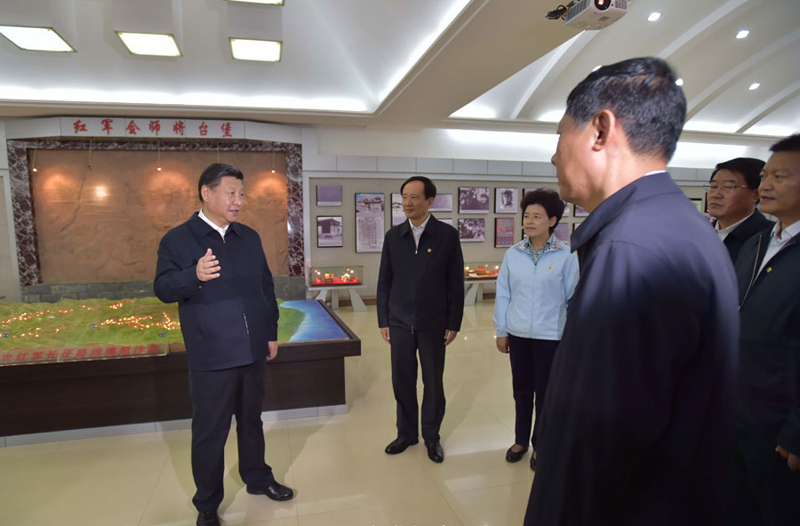 这是7月18日上午，习近平在固原市西吉县将台堡参观三军会师纪念馆。新华社记者李涛摄