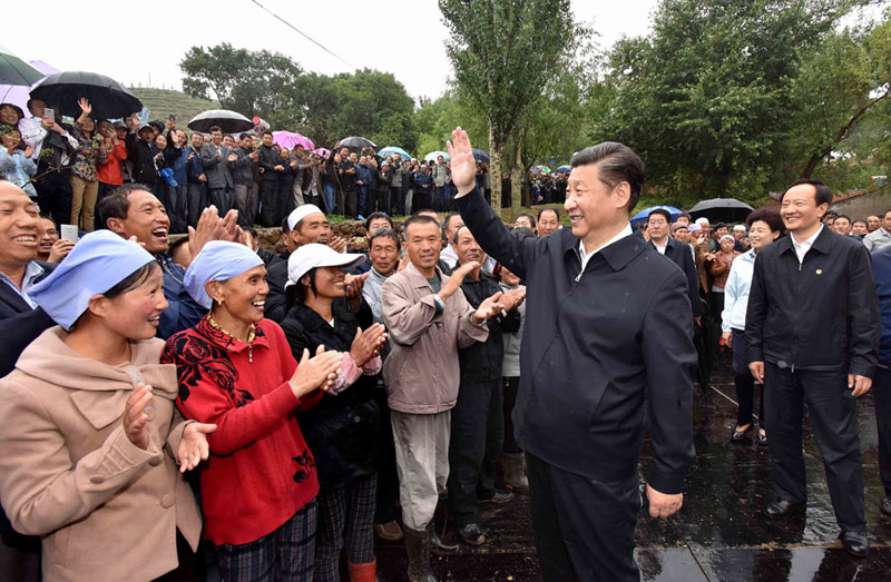 这是7月18日下午，习近平在固原市泾源县大湾乡杨岭村考察时向村民们问好。新华社记者李涛摄