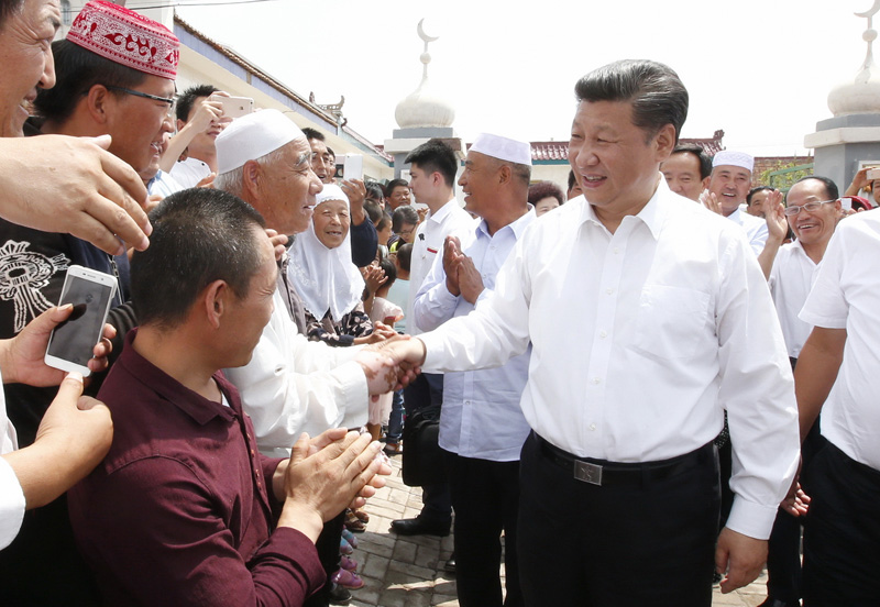这是7月19日上午，习近平在银川市永宁县闽宁镇原隆移民村，看望慰问移民群众。新华社记者鞠鹏摄