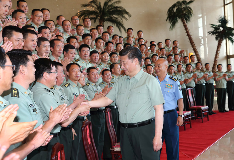 这是7月19日，习近平在银川亲切接见驻宁夏部队师以上领导干部和团级单位主官，代表党中央和中央军委向驻宁夏部队全体官兵致以诚挚问候。新华社记者李刚摄