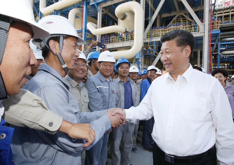 这是7月19日下午，习近平在宁东能源化工基地慰问煤制油项目技术研发团队。新华社记者鞠鹏摄