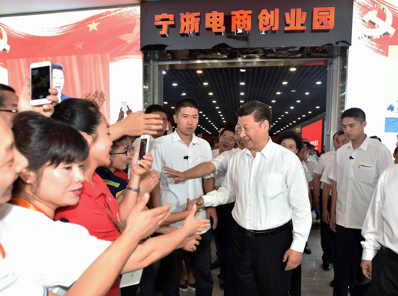 这是7月19日下午，习近平在银川市宁浙创业园考察。新华社记者李涛摄